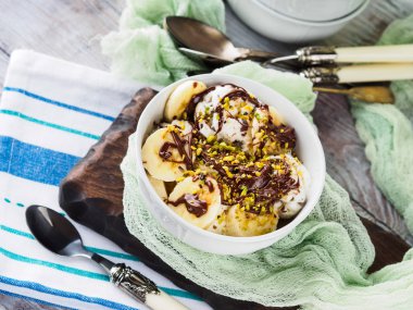 Vanilyalı dondurma ile servis kasesine çikolata