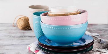 Ahşap arka plan üzerinde seramik çanak çömlek