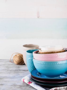 Ahşap arka plan üzerinde seramik çanak çömlek