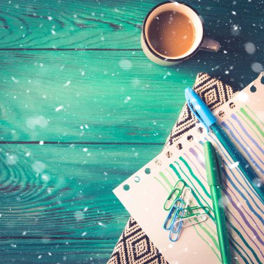 Fincan kahve, not defteri ve kalem kara günü