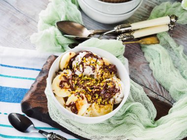 Vanilyalı dondurma ile servis kasesine çikolata