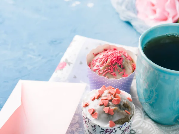 Dia das mães Valentine conceito muffins copo chá envelope — Fotografia de Stock