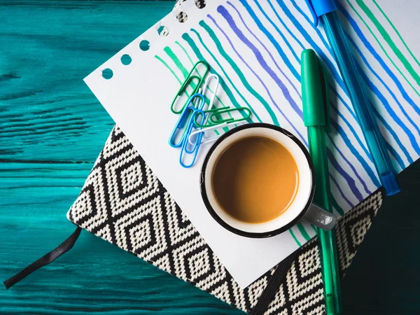 Fincan kahve, not defteri ve kalem kara günü