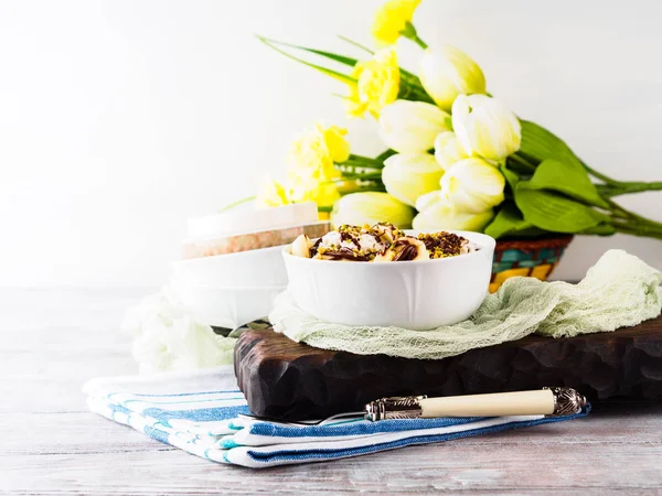 Vanilyalı dondurma ile servis kasesine çikolata