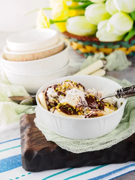 Vanilyalı dondurma ile servis kasesine çikolata — Stok fotoğraf