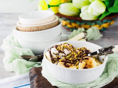 Vanilyalı dondurma ile servis kasesine çikolata