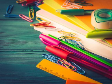 Kalemler Kırtasiye renkli okul yazma araçları