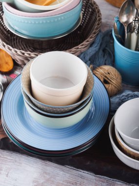 Ahşap arka plan üzerinde seramik ve emaye çanak çömlek