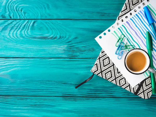 Fincan kahve, not defteri ve kalem kara günü