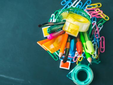 Geri okul kavramı kara günü için renkli ileti örneği