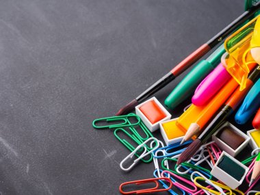 Geri okul kavramı kara günü için renkli ileti örneği