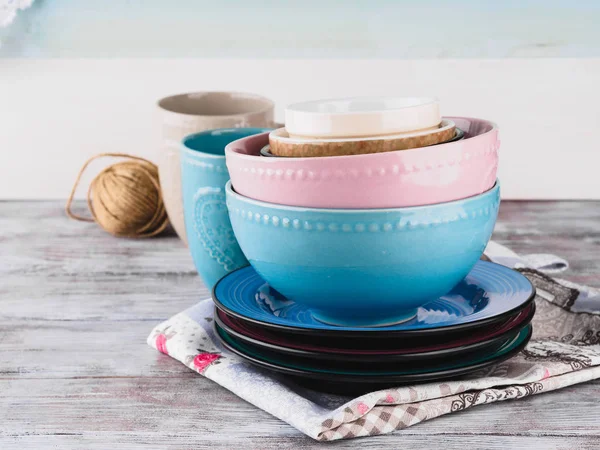 Ahşap arka plan üzerinde seramik çanak çömlek