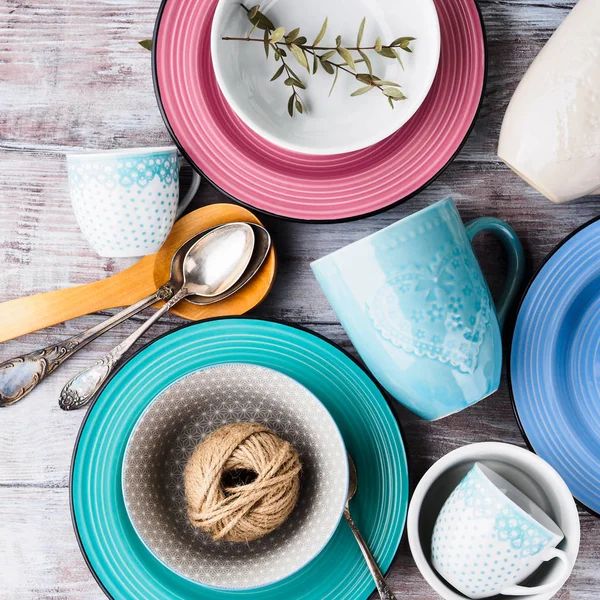 Ahşap arka plan üzerinde seramik çanak çömlek