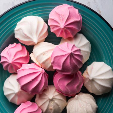 Pastel renk beze yeşil