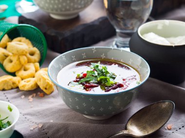 Pancar çorbası kase peçete üzerinde servis