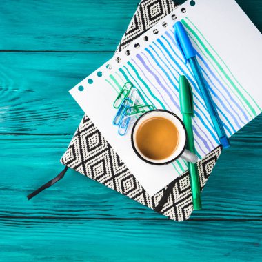 Fincan kahve, not defteri ve kalem kara günü