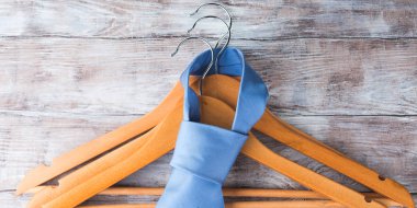 Ahşap elbise askıları ile mans kravat