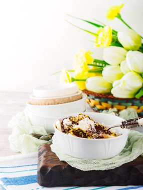 Vanilyalı dondurma ile servis kasesine çikolata