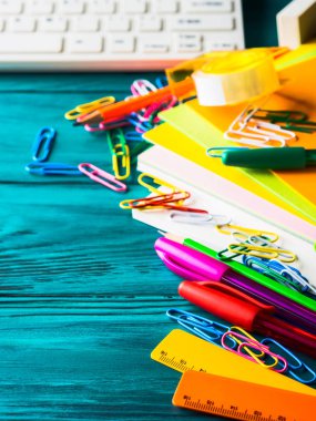 Kalemler Kırtasiye renkli okul yazma araçları