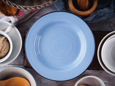 Ahşap arka plan üzerinde seramik ve emaye çanak çömlek