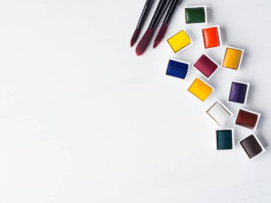 Sulu Boya godets ve beyaz fırçalar