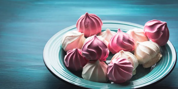 Pastel renk beze yeşil