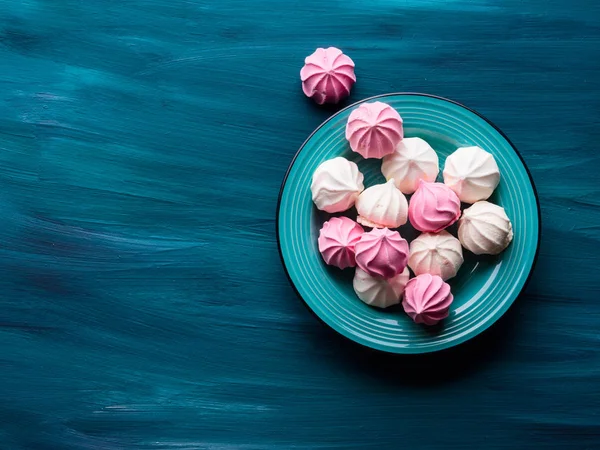 Meringa a colori pastello su verde — Foto Stock