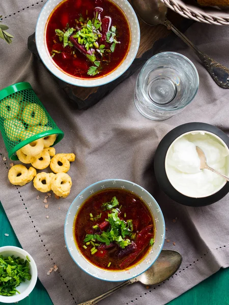 Pancar çorbası kase peçete üzerinde servis