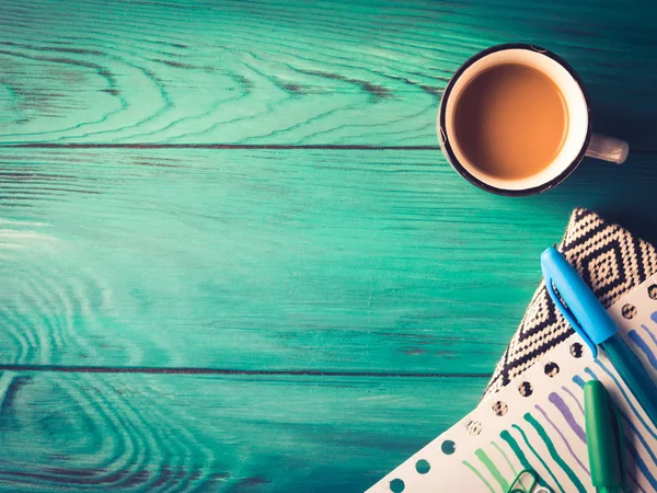 Fincan kahve, not defteri ve kalem kara günü