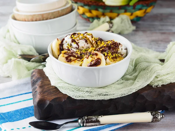 Vanilyalı dondurma ile servis kasesine çikolata