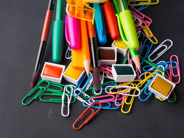 Geri okul kavramı kara günü için renkli ileti örneği