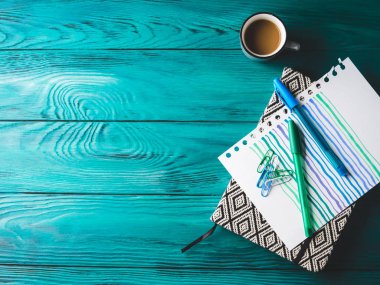 Fincan kahve, not defteri ve kalem kara günü