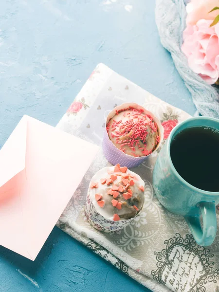 Anneler Günü Sevgililer kavramı muffins çay zarf Kupası