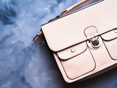 Pembe hanımefendi göndermek çanta mavi arka plan üzerinde