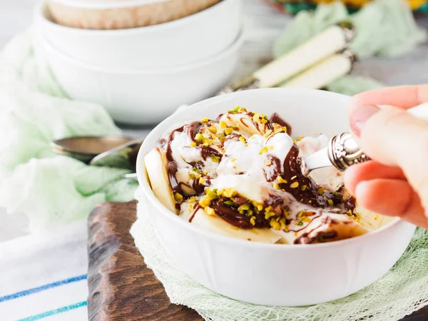 Vanilyalı dondurma ile servis kasesine çikolata