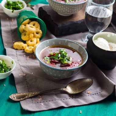 Pancar çorbası kase peçete üzerinde servis