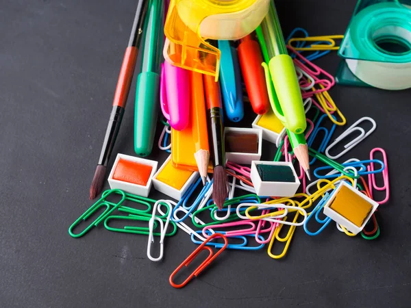 Geri okul kavramı kara günü için renkli ileti örneği