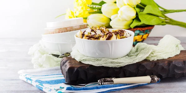 Vanilyalı dondurma ile servis kasesine çikolata