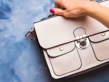 Pembe hanımefendi göndermek çanta mavi arka plan üzerinde