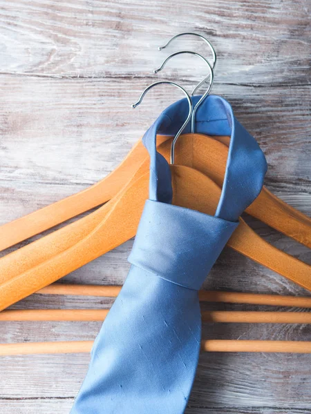 Ahşap elbise askıları ile mans kravat