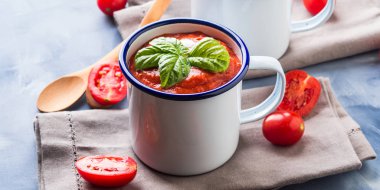 Emaye bardağı domates çorbası