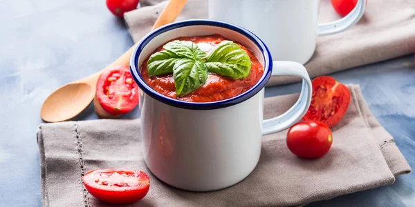 Emaye bardağı domates çorbası