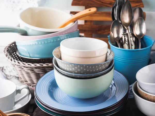 Ahşap arka plan üzerinde seramik ve emaye çanak çömlek