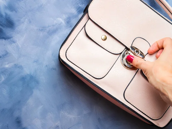 Pembe hanımefendi göndermek çanta mavi arka plan üzerinde