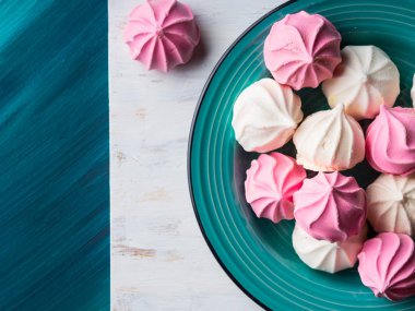 Pastel renk beze yeşil