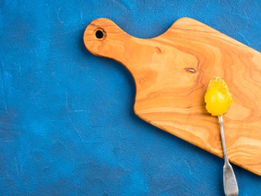 Gümüş kaşık üzerinde organik bal