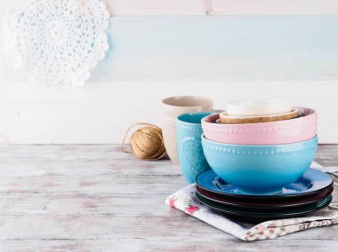 Ahşap arka plan üzerinde seramik çanak çömlek