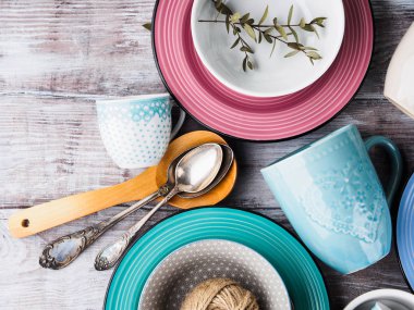 Ahşap arka plan üzerinde seramik çanak çömlek