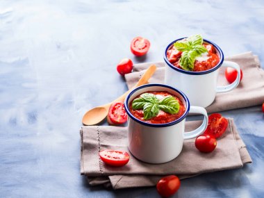 Emaye bardağı domates çorbası