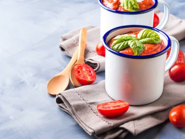 Emaye bardağı domates çorbası